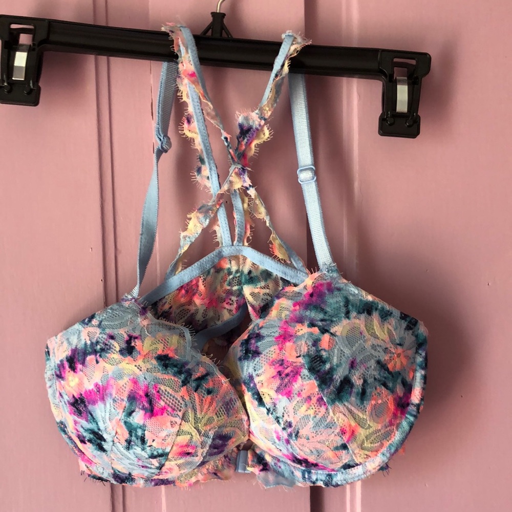VICTORIA SECRET 34 D size bra. Closure in front. Very pretty.